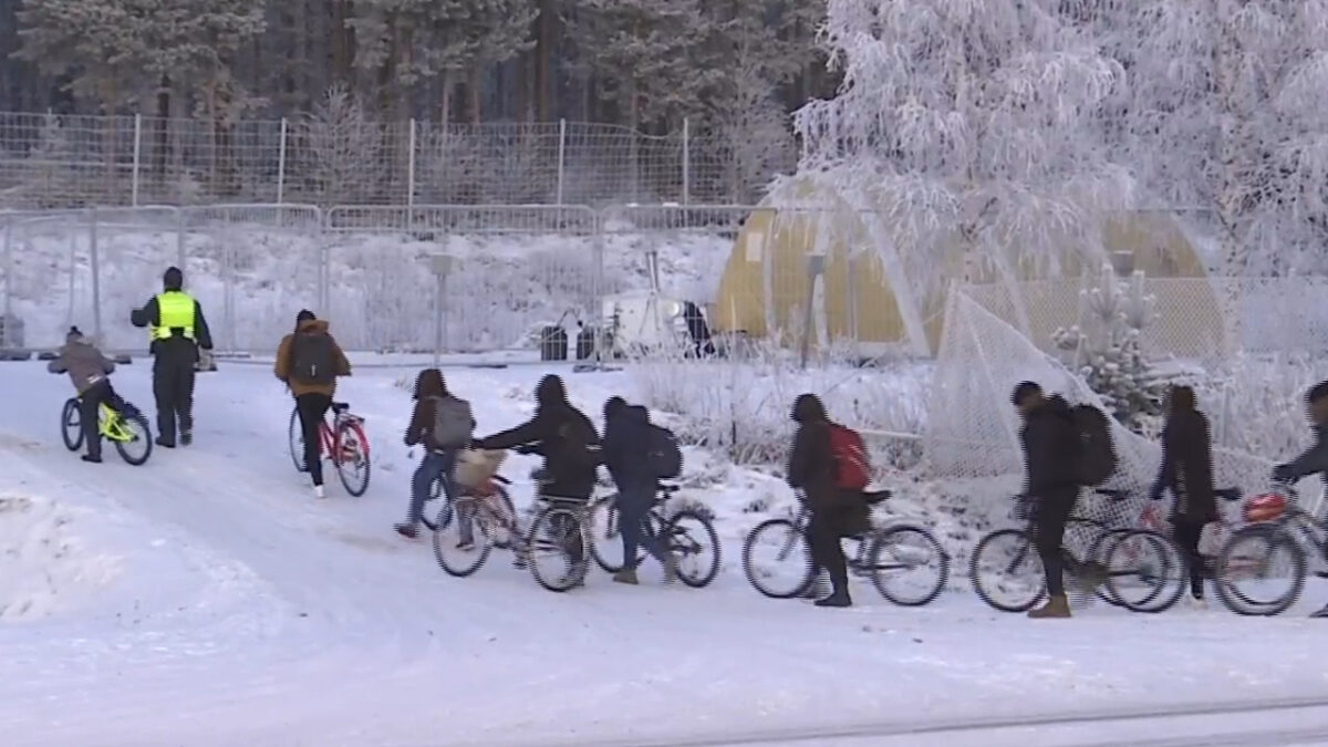 Мигранты пересекают границу Финляндии на велосипедах