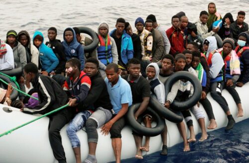 Мигрантов доставляют на берег