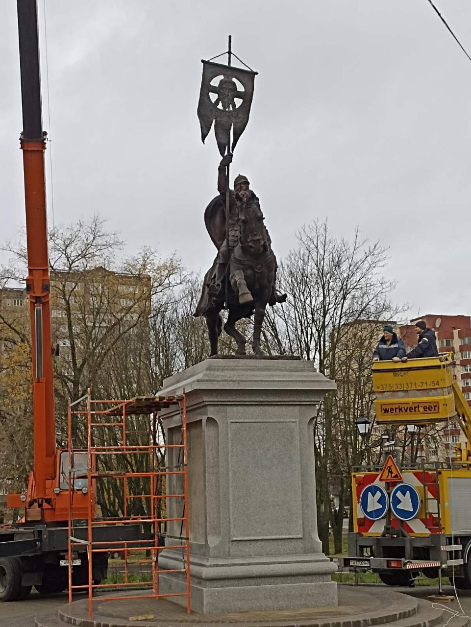 Памятник Александру Невскому устанавливают в Минске - фото