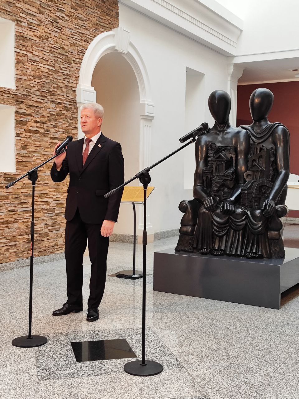Лукашэнка падарыў Нацыянальнаму мастацкаму музею скульптуру італьянскага мастака Джорджа дэ Кірыка