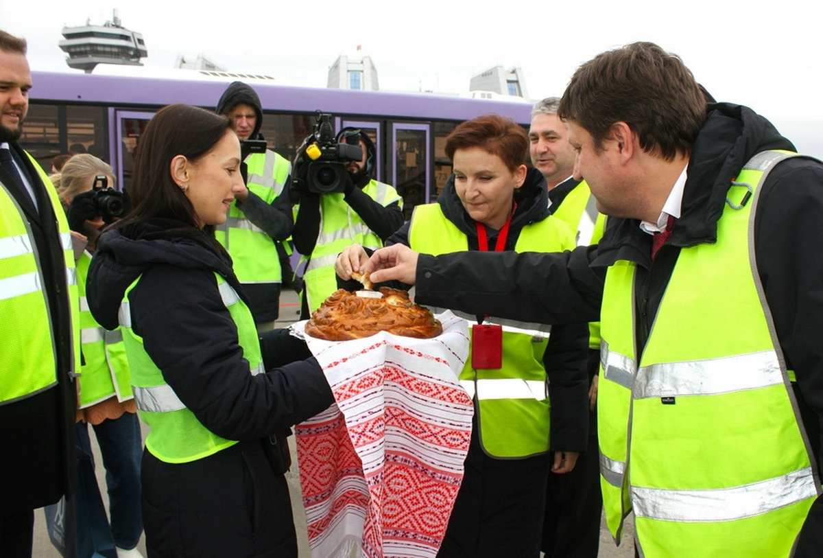 Первый рейс Red Wings из Самары встретили в Минске караваем