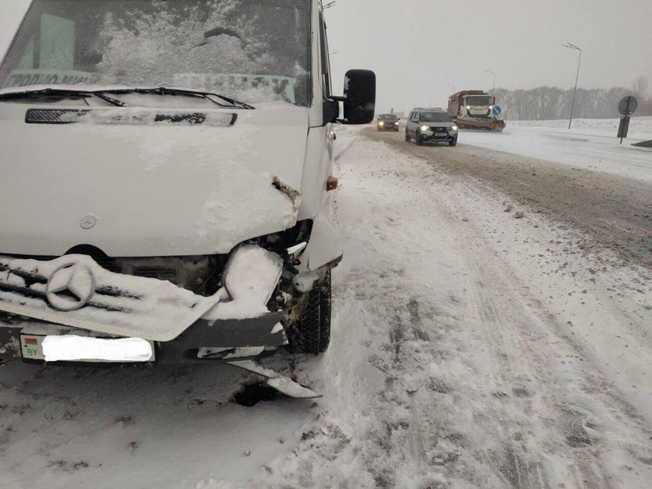 Маршрутка столкнулась со снегоуборочной машиной под Воложином