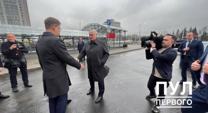 Лукашенко предложил строить в РФ беларусские ТЦ, чтобы не отдавать товары «жуликам»