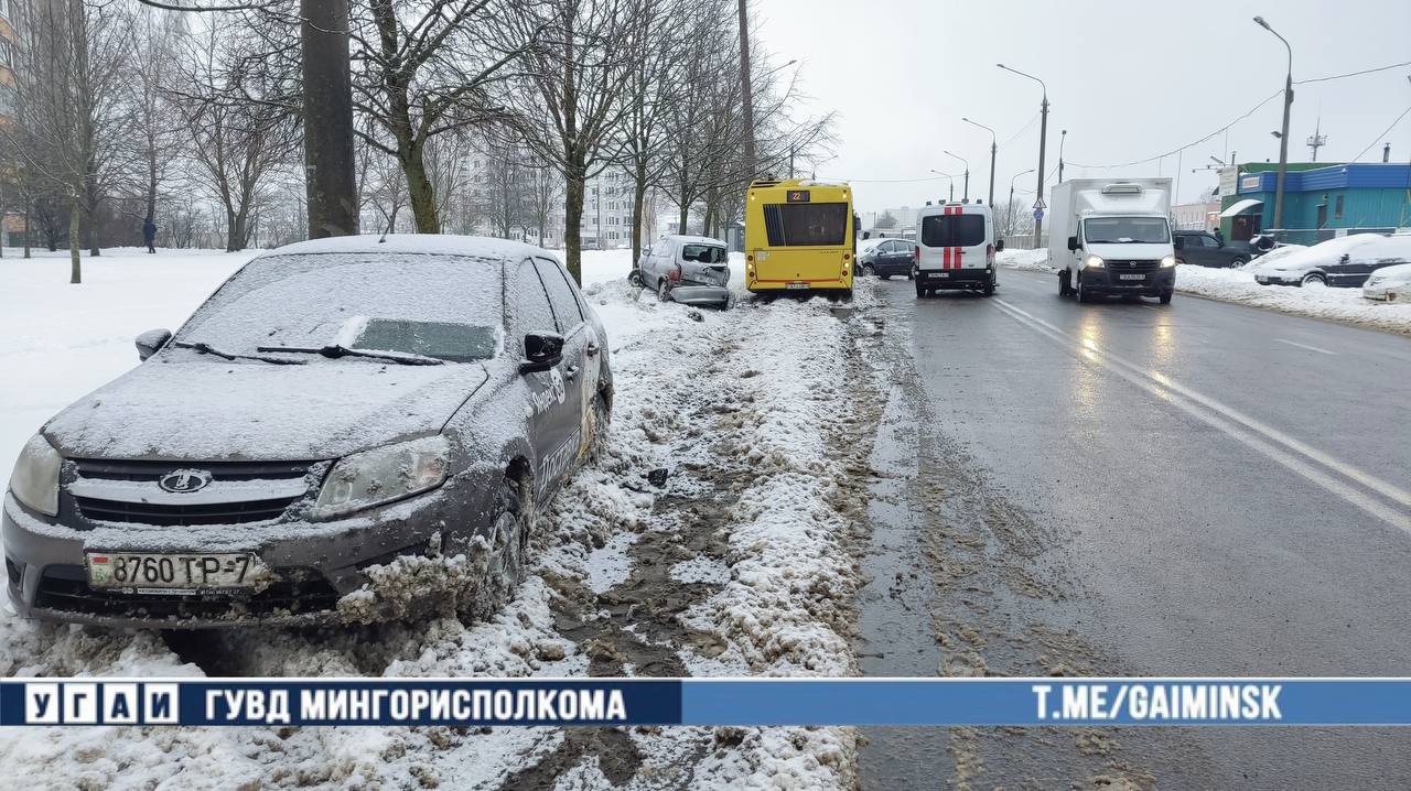Городской автобус врезался в четыре легковушки в Минске
