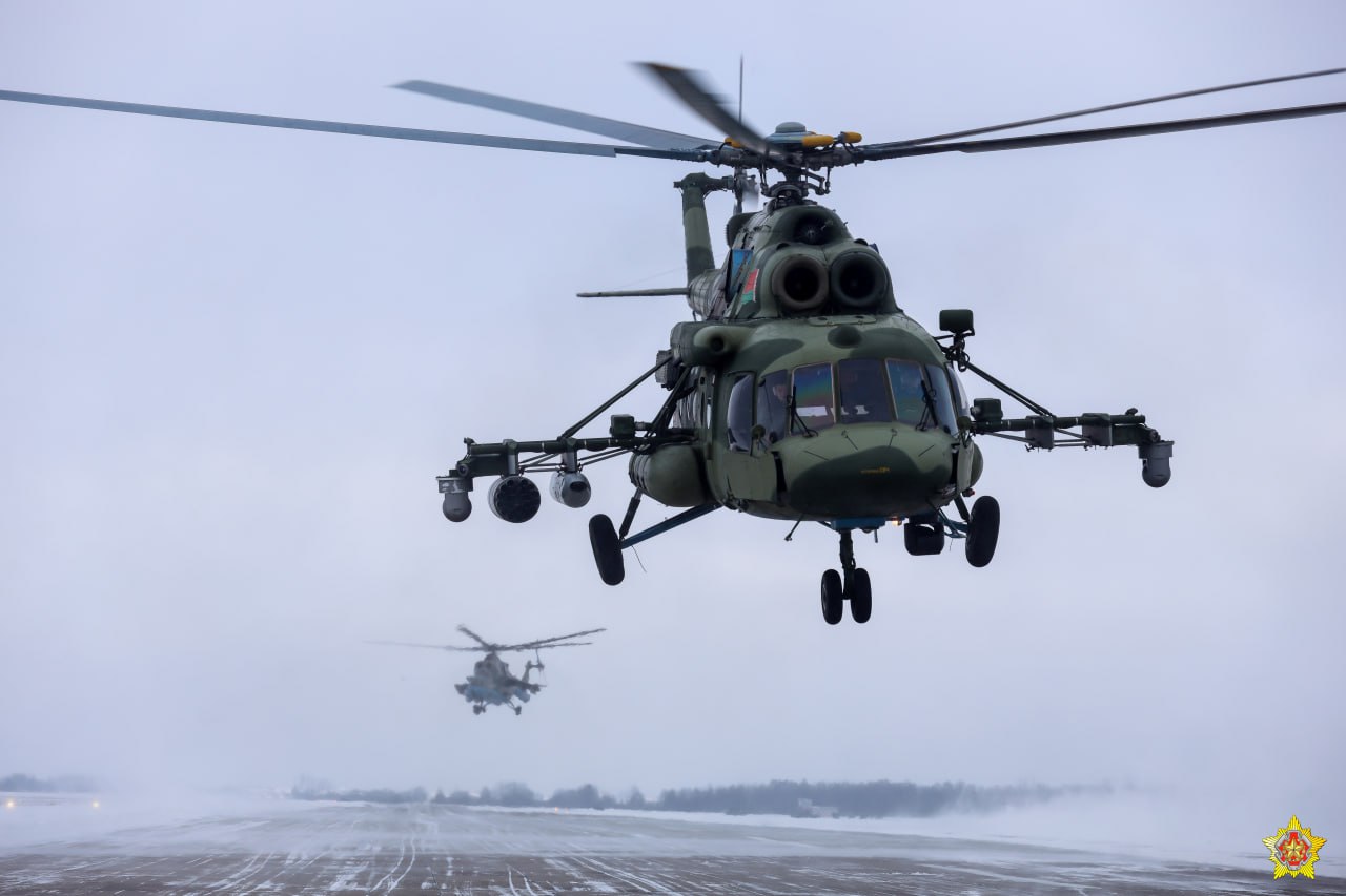 Беларусские летчики тренируются на "новом" лайнере Минобороны