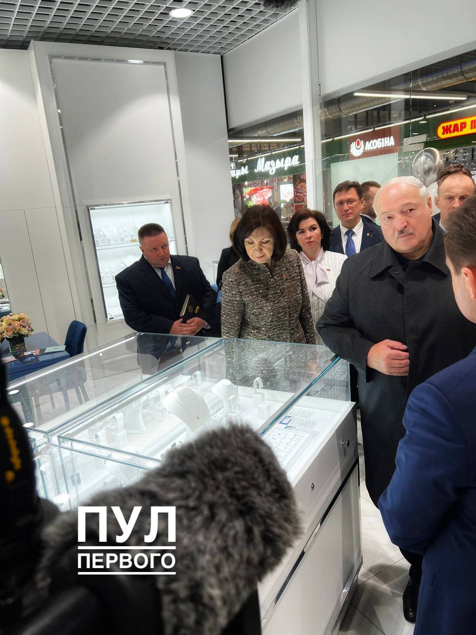 Лукашенко предложил строить в РФ беларусские ТЦ, чтобы не отдавать товары "жуликам"