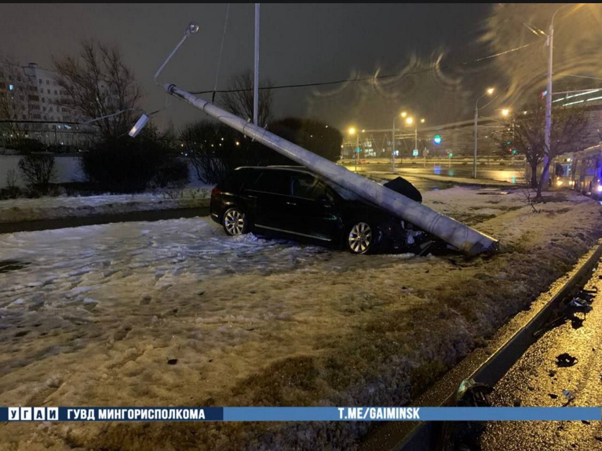 Водитель легковушки снесла столб в Минске