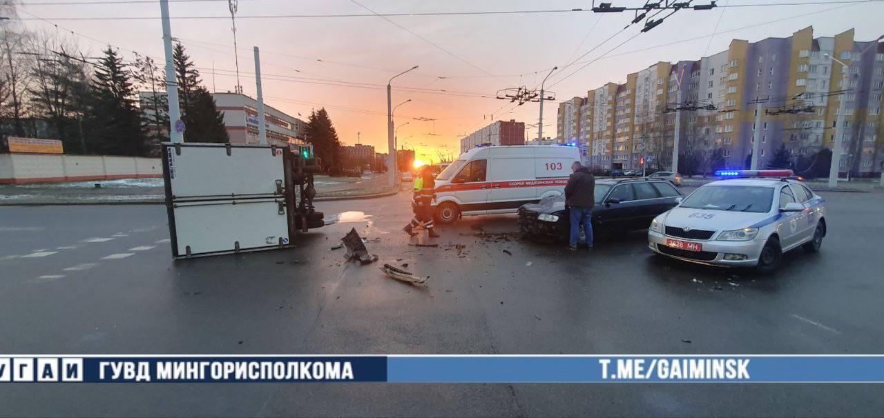 Грузовик перевернулся на перекрестке в Минске