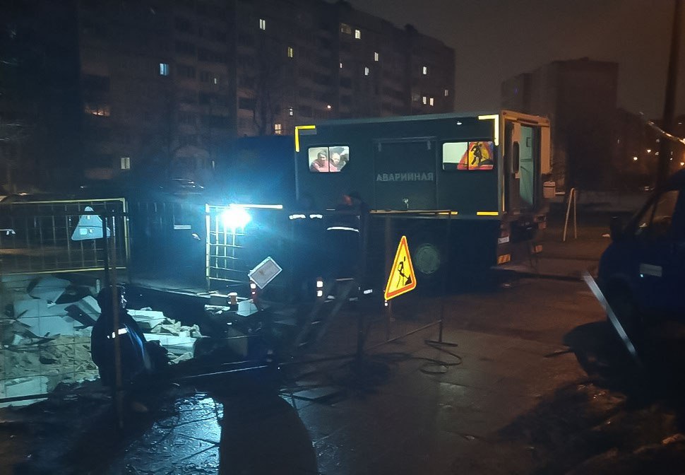 Трубопровод прорвало в Минске. Часть домов была без горячей воды и отопления