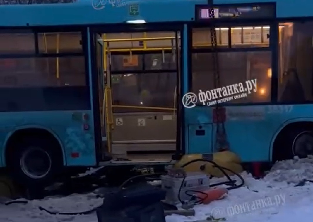 Автобус МАЗ выехал на тротуар в Санкт-Петербурге. 5 человек пострадали