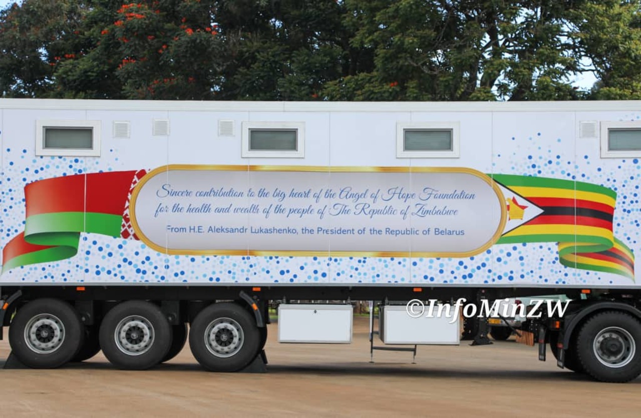 Мать Николая Лукашенко привезла в Зимбабве мобильную клинику