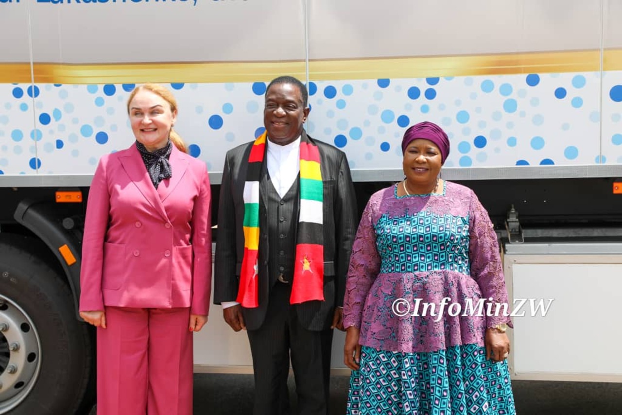 Мать Николая Лукашенко привезла в Зимбабве мобильную клинику