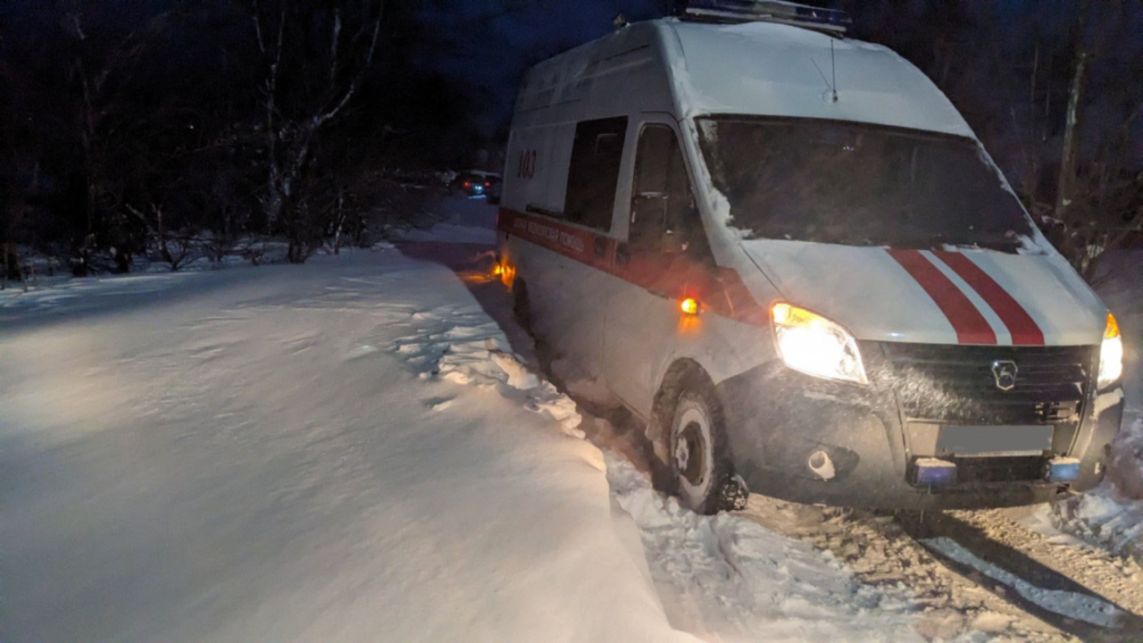 Два школьных автобуса и скорая застряли в снегу в Гродненской области