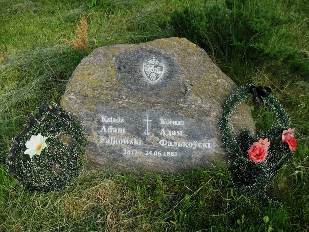 В Лиде затерли герб восстания Калиновского на могильном камне