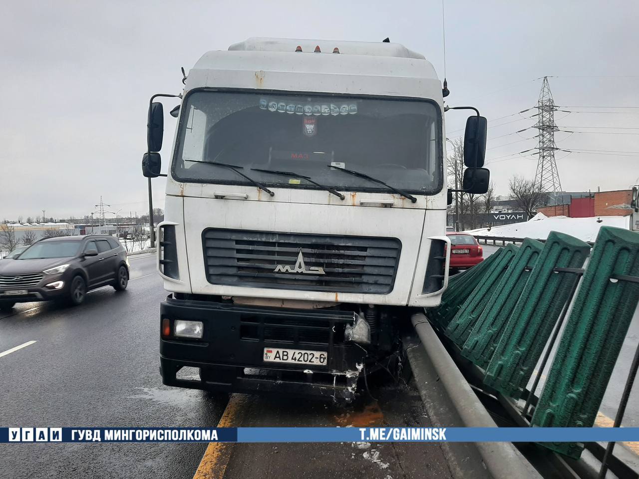 Грузовик протаранил забор на МКАД