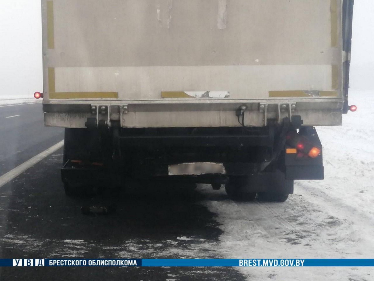Гражданин РФ уснул за рулем и влетел в грузовик в Кобринском районе