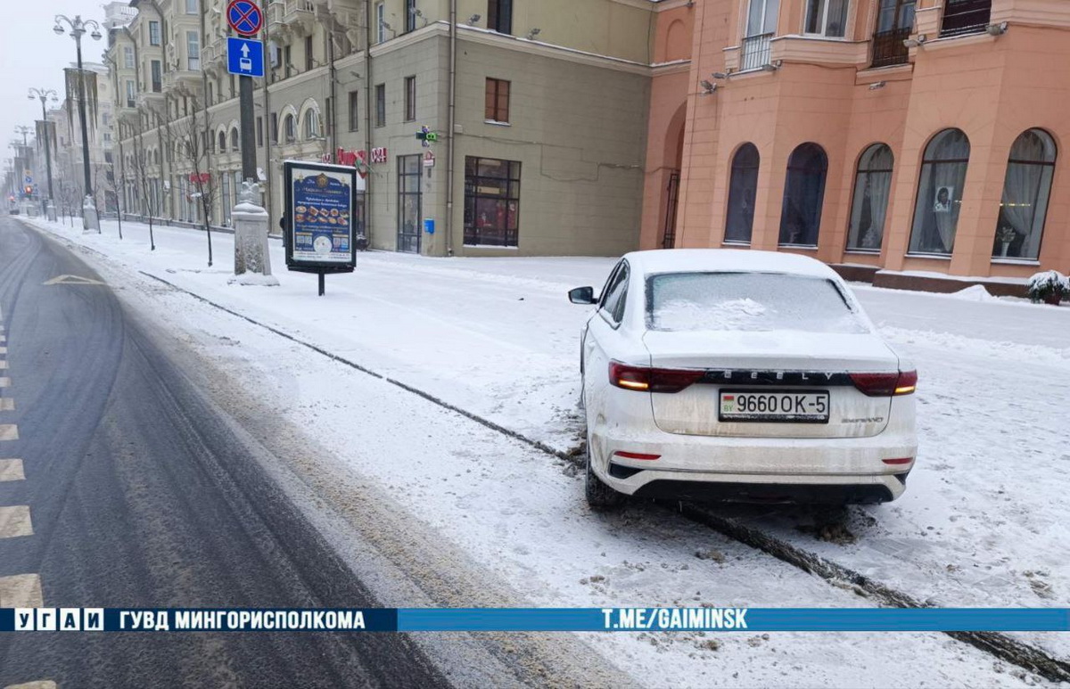 Такси снесло светофор в центре Минска