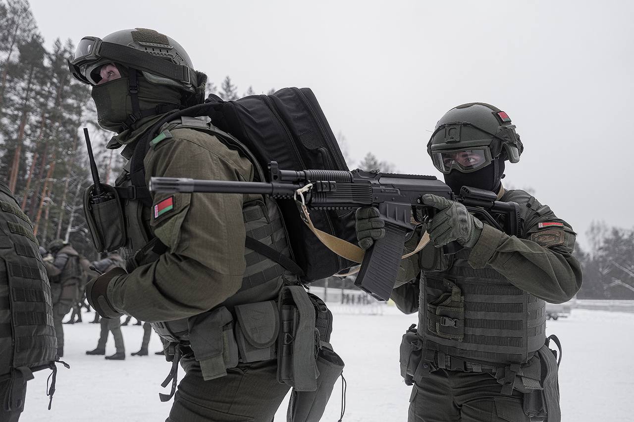 Спецназ отработал "пресечение массовых беспорядков" под Минском