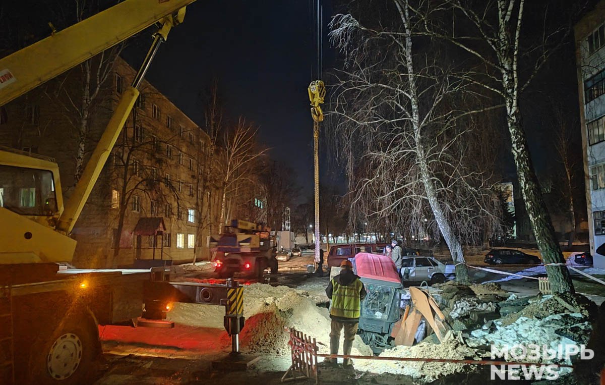 Трактор провалился в яму во время ремонта водопровода в Мозыре — REFORM.news