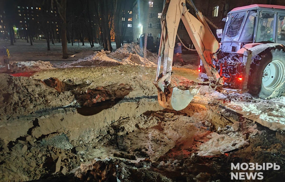 Трактор провалился в яму во время ремонта водопровода в Мозыре — REFORM.news