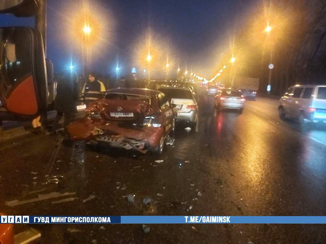Шесть автомобилей столкнулись утром на МКАД