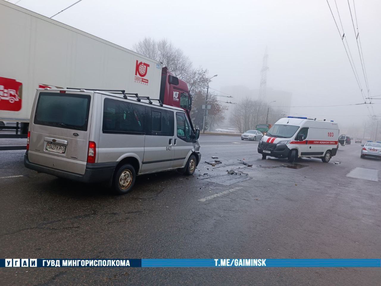 Микроавтобус столкнулся с машиной дорожных работ в Минске. Пострадали два человека