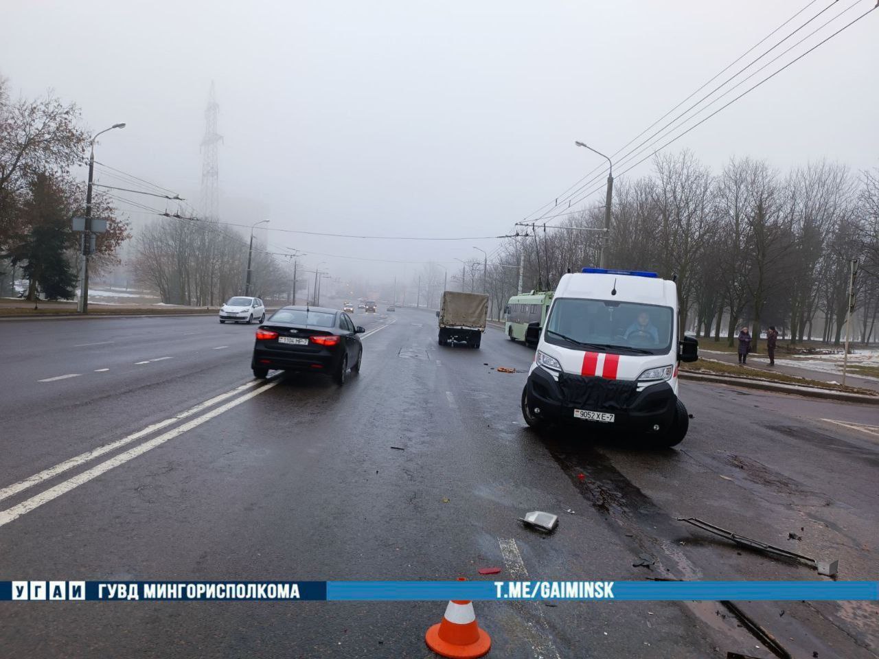 Микроавтобус столкнулся с машиной дорожных работ в Минске. Пострадали два человека