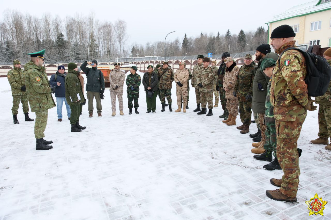 Иностранных военных атташе свозили на границу с Литвой