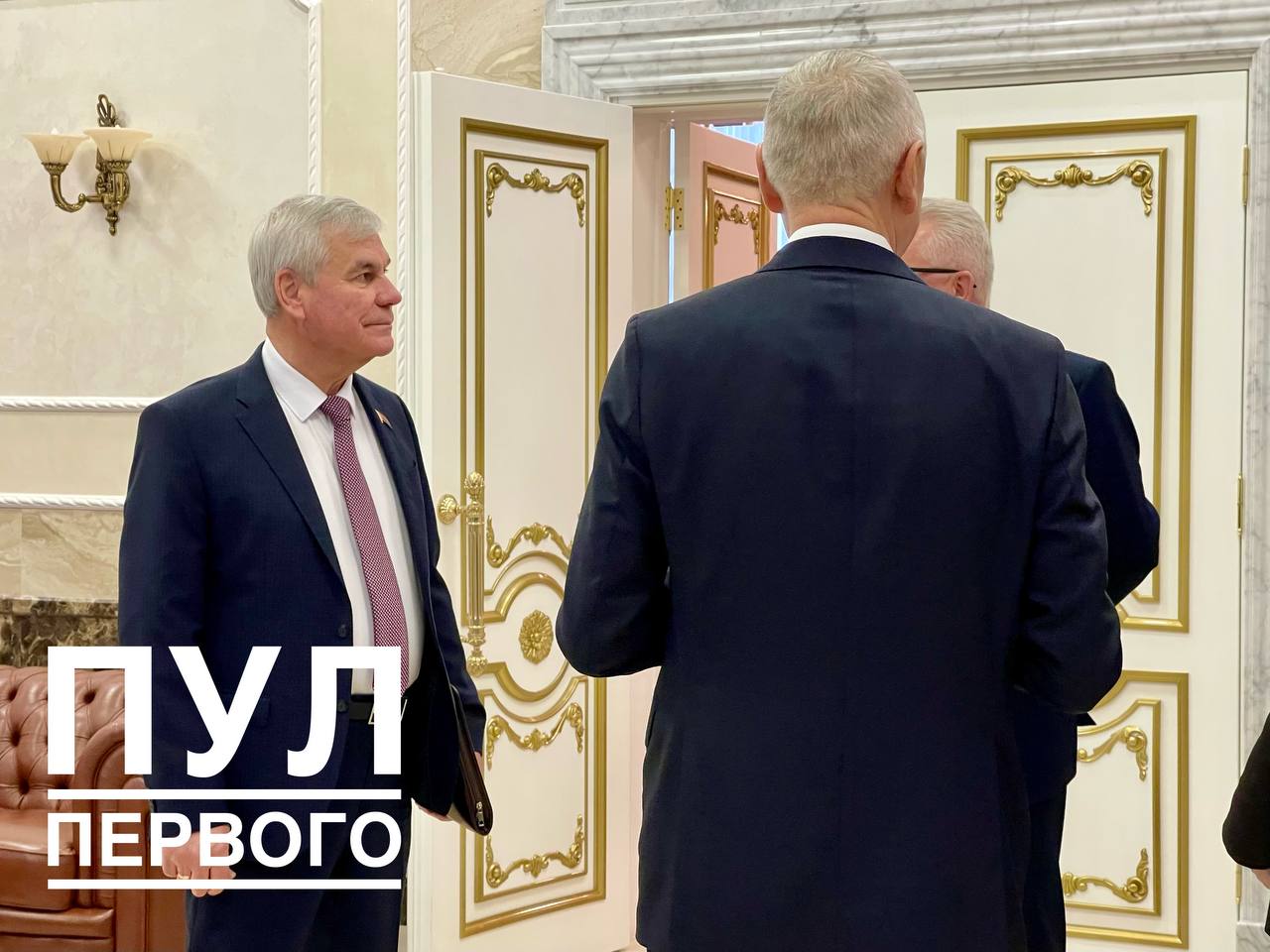 Лукашенко хочет наградить уходящих депутатов: проблем никому не создавали