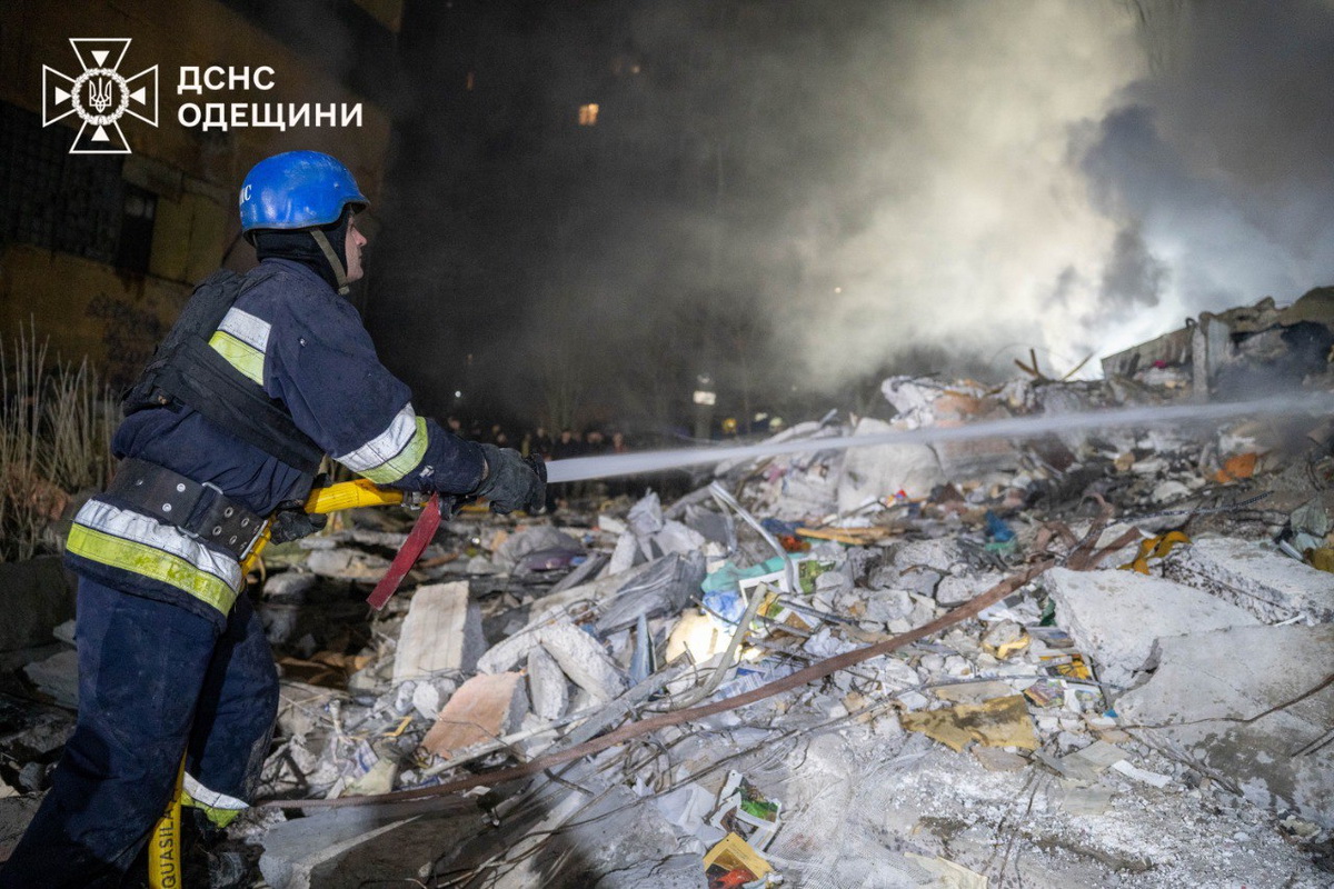 9-этажный дом разрушен в результате атаки в Одессе. Известно о двух погибших