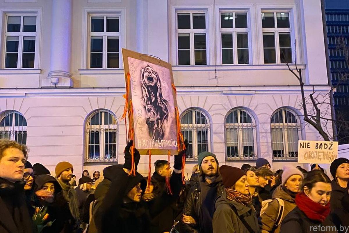 "Ее звали Лиза". Марш против насилия в память о беларуске прошел в Варшаве - фото