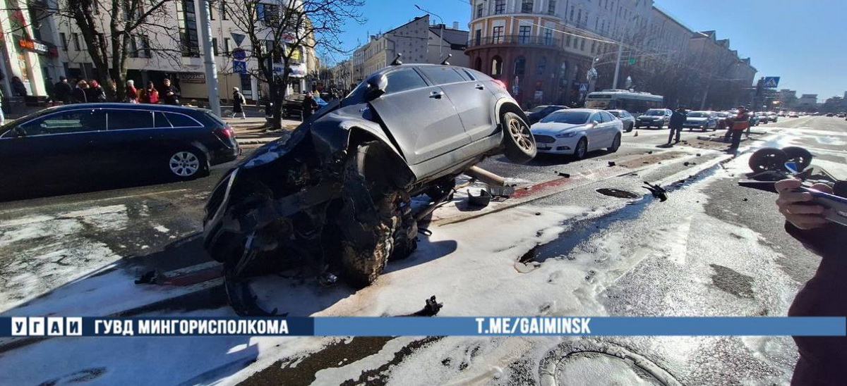 Авто снесло дорожный знак в центре Минска. Водителю стало плохо за рулем