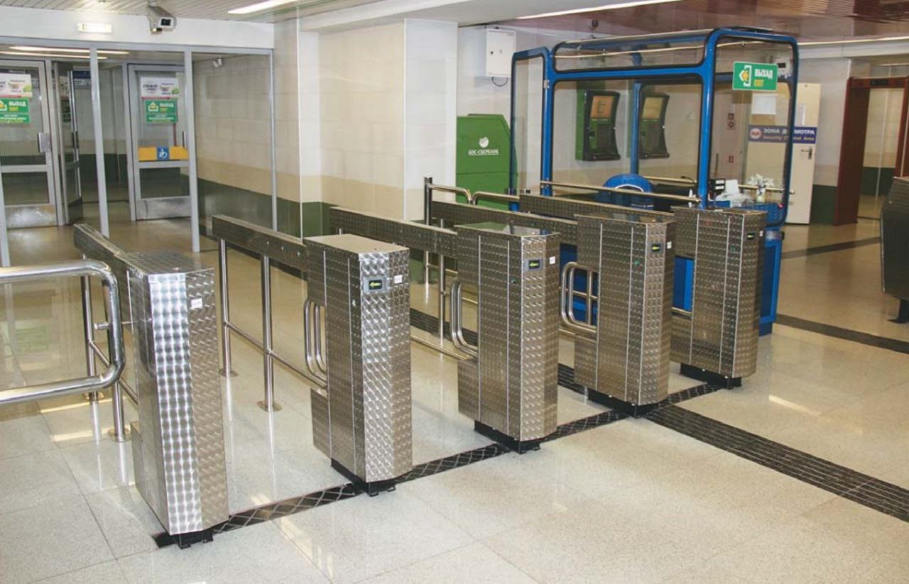 Новые станции третьей линии метро оснастят обновленной моделью турникетов