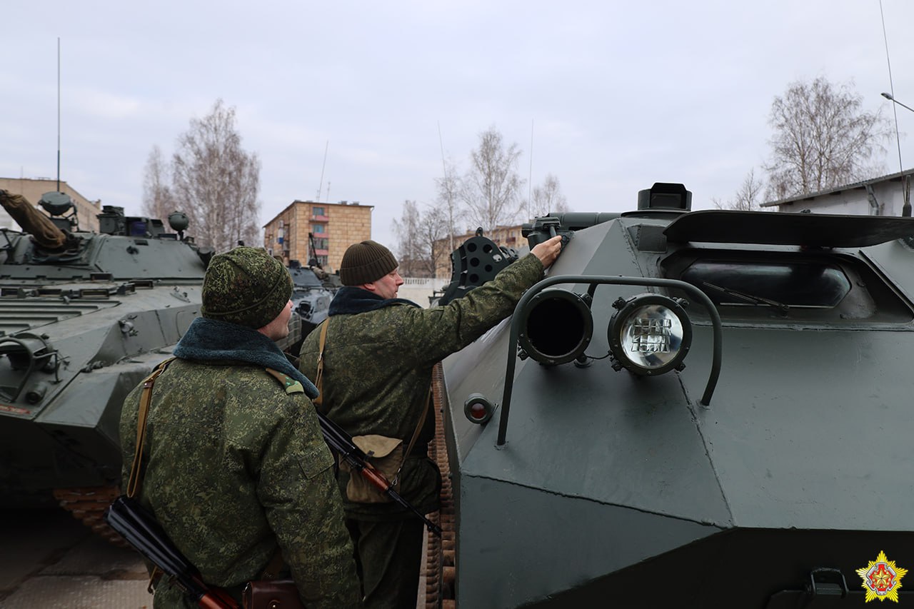 Мехбригада в Слониме снимает технику с хранения в рамках проверки боеготовности