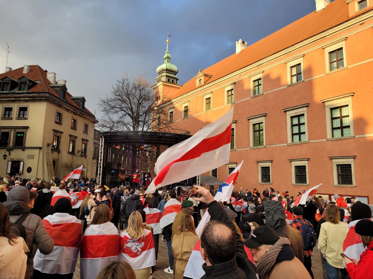 Беларусы празднуют День воли в Варшаве