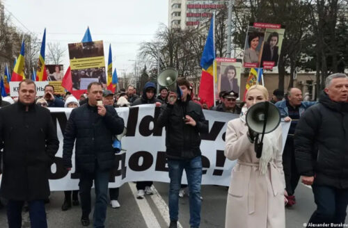 Участники марша протеста, организованного партией "Шор" в Молдове.
