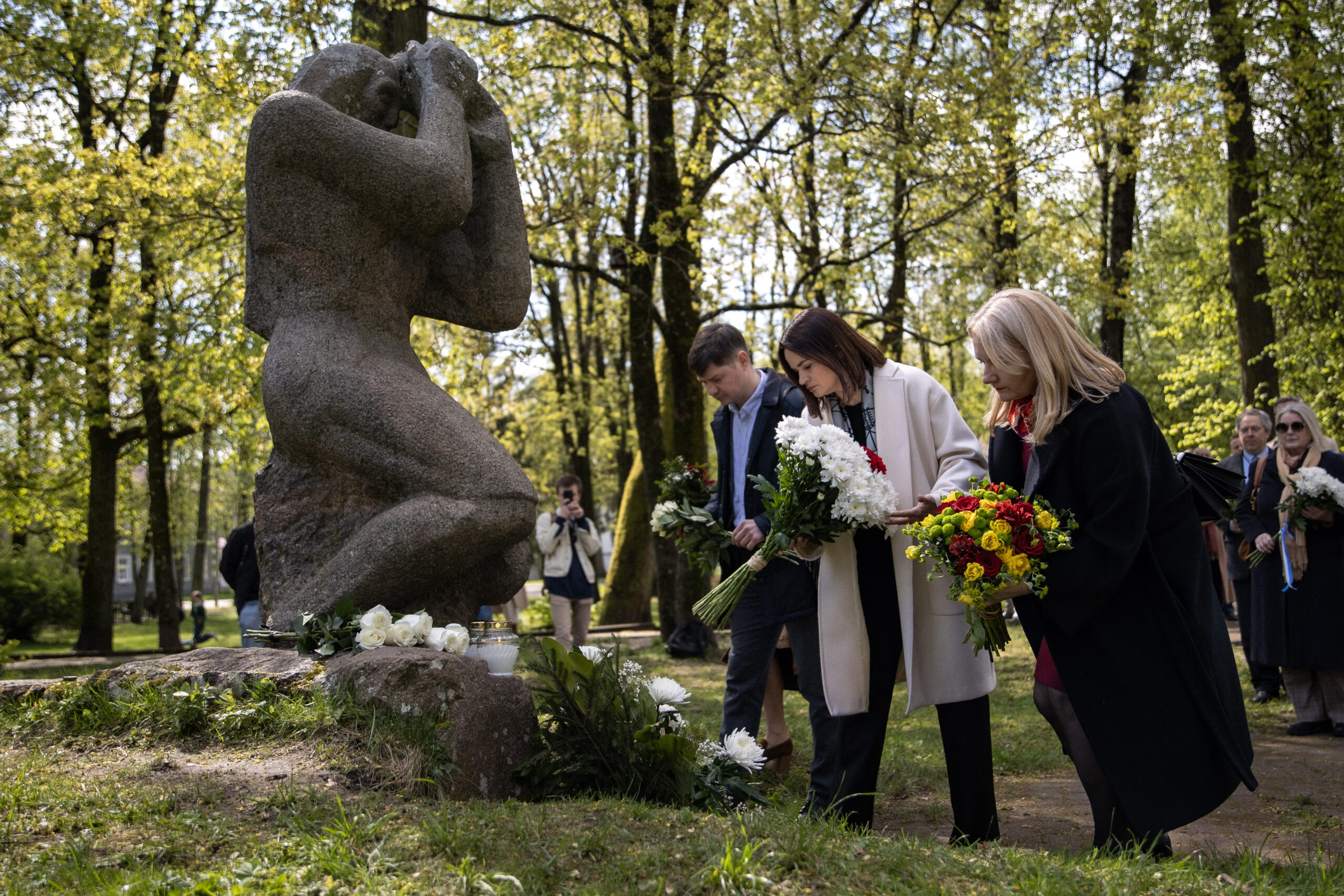 Тихановская с послами возложила цветы к чернобыльскому мемориалу в Вильнюсе