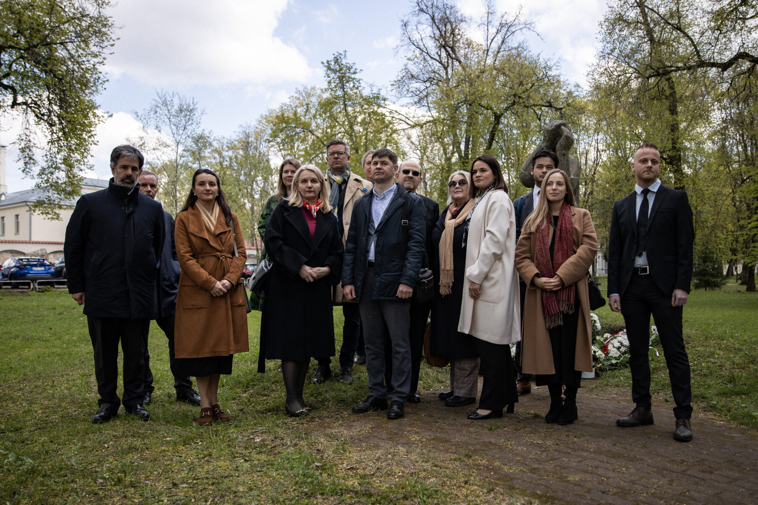 Тихановская с послами возложила цветы к чернобыльскому мемориалу в Вильнюсе