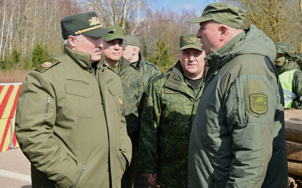 Александр Лукашенко во время проверки боевой готовности соединений и воинских частей в Ошмянском районе, 26 марта 2024 года.