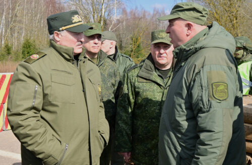 Александр Лукашенко во время проверки боевой готовности соединений и воинских частей в Ошмянском районе, 26 марта 2024 года.