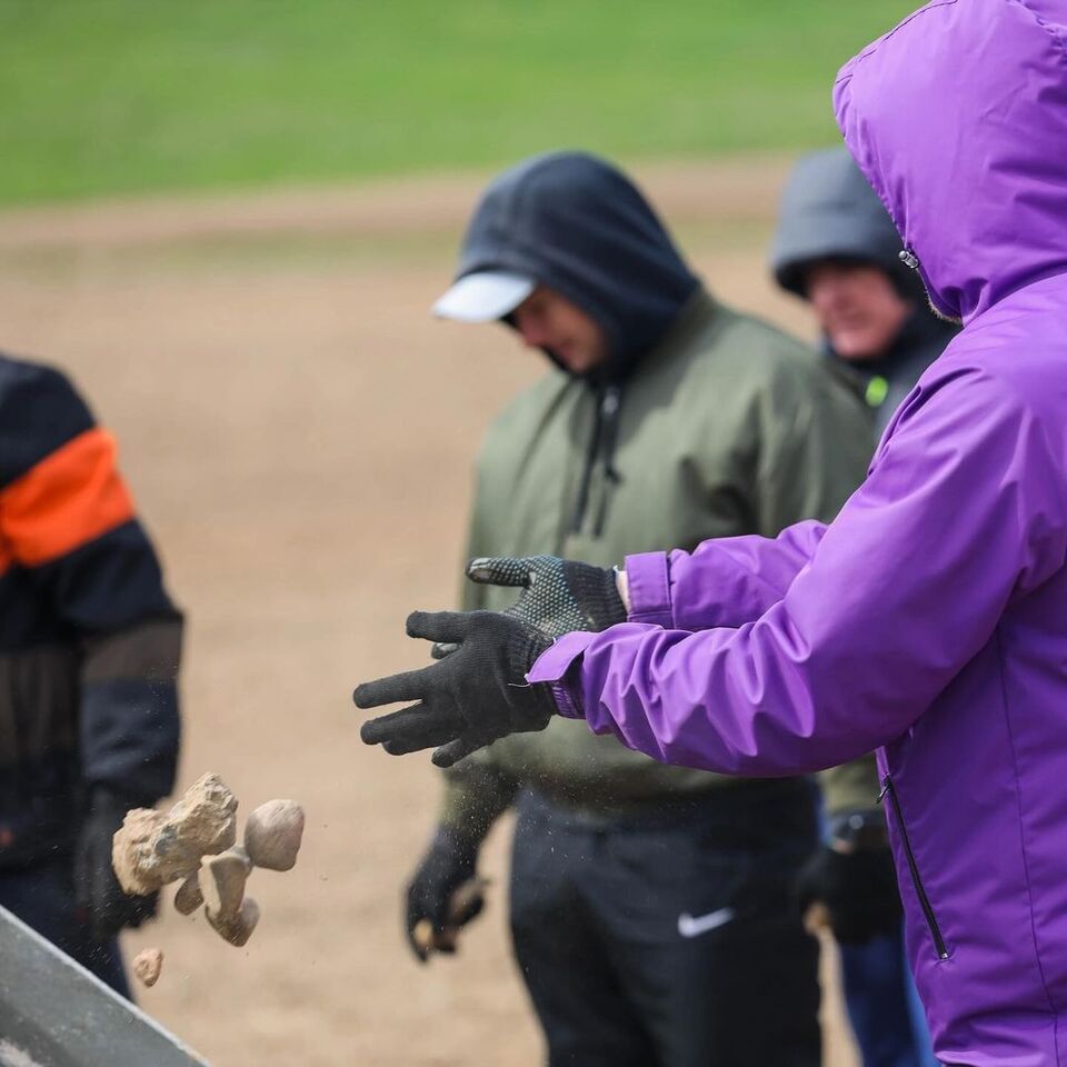 Могилевских хоккеистов отправили собирать камни на поля