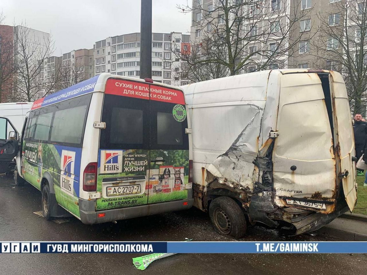 Маршрутка влетела в три авто в Минске