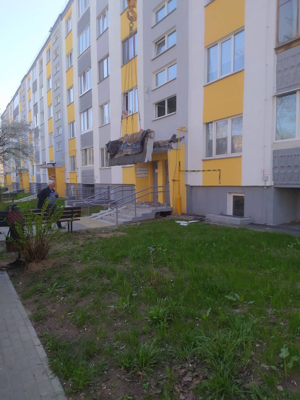 В Минске козырек подъезда обвалился в пятиэтажке после капремонта