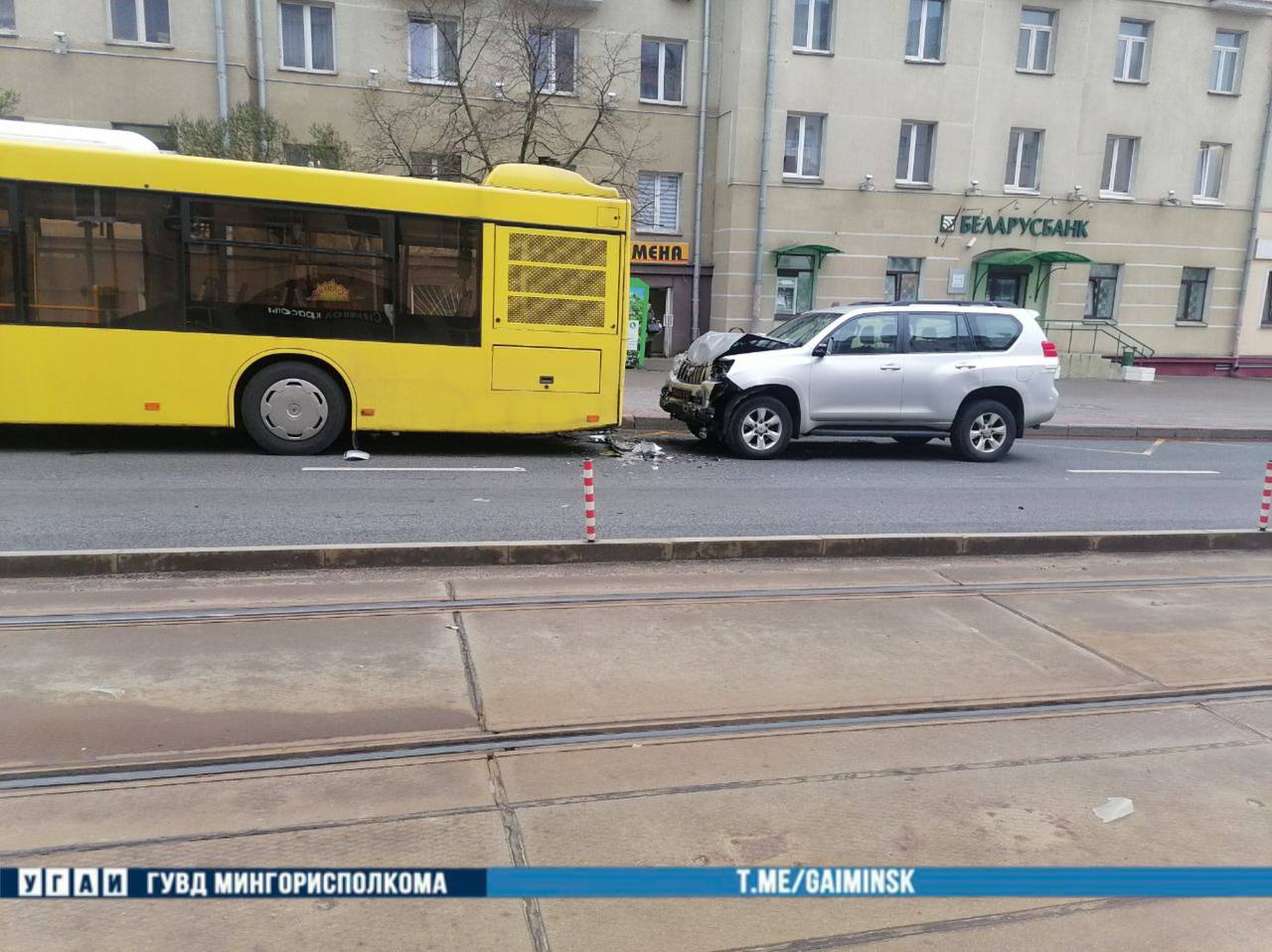 Внедорожник врезался в автобус в Минске