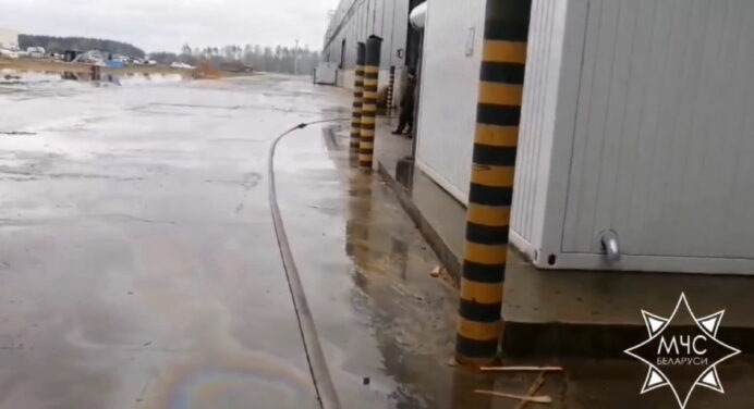 Двух работников спасли на производстве ламината в Сморгони