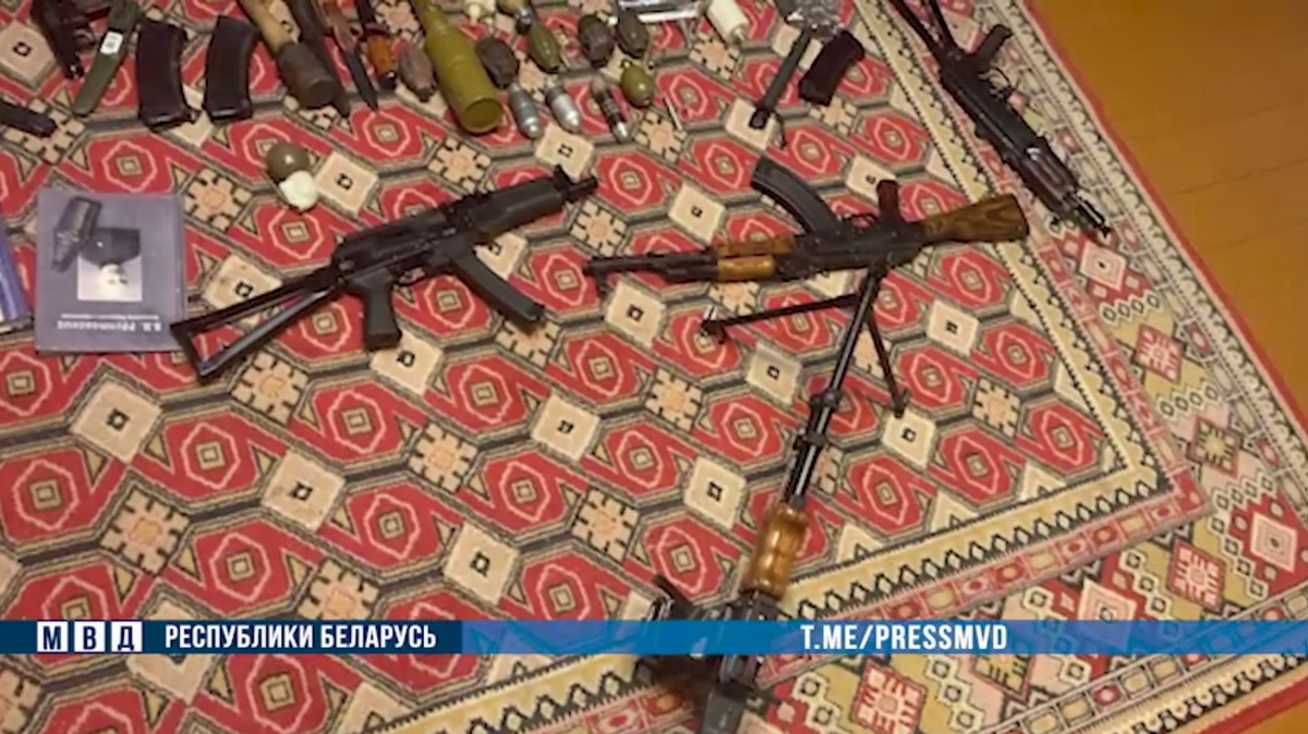 Силовики задержали жителя Барановичей, коллекционирующего оружие