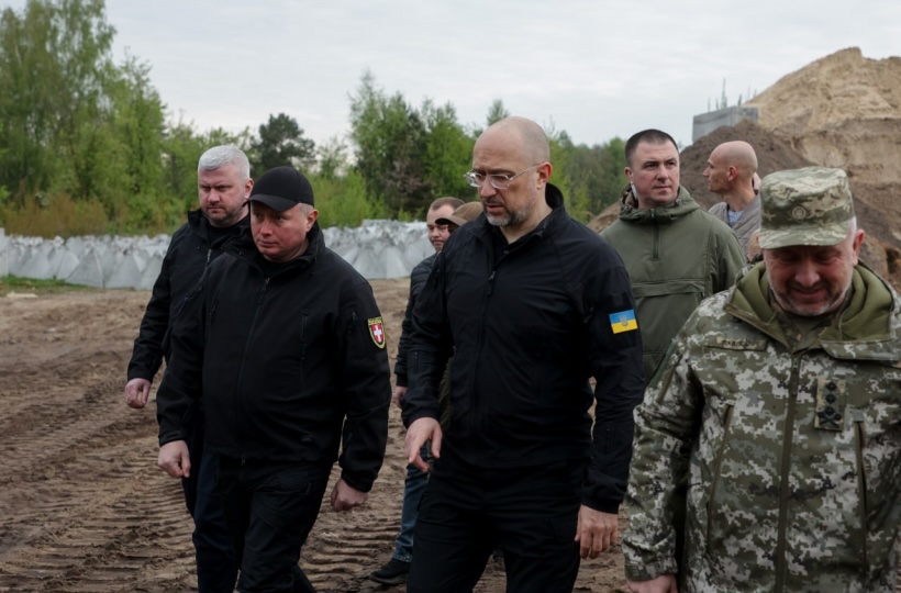 Премьер-министр Украины ознакомился с процессом строительства фортификаций на границе с Беларусью