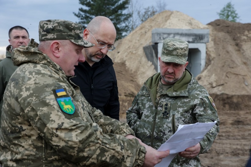 Премьер-министр Украины ознакомился с процессом строительства фортификаций на границе с Беларусью