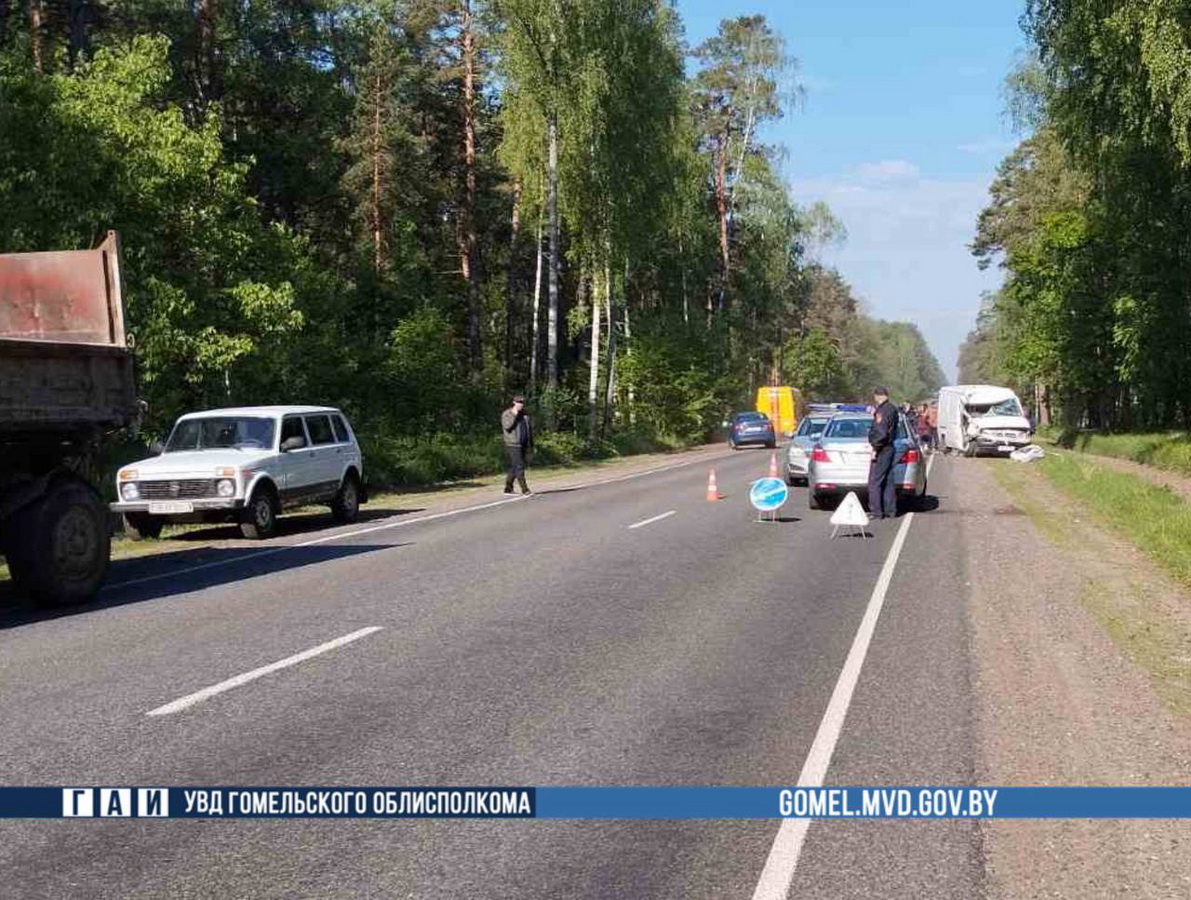 Микроавтобус влетел в трактор в Рогачевском районе. Погиб пассажир