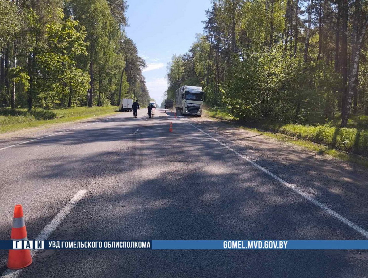 Микроавтобус влетел в трактор в Рогачевском районе. Погиб пассажир